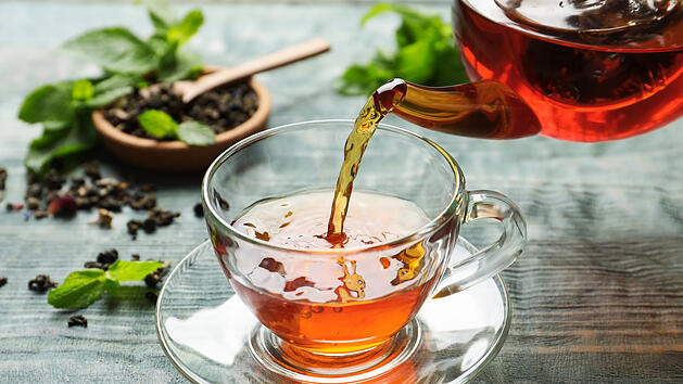 Schwarzer Tee, Schwarztee, Tee aufgie&szlig;en, Teeglas, Teekanne