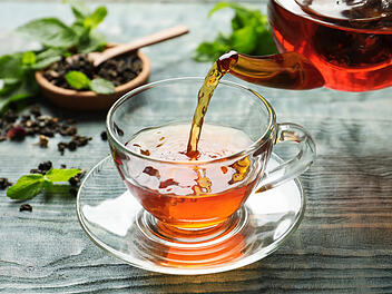 Schwarzer Tee, Schwarztee, Tee aufgießen, Teeglas, Teekanne