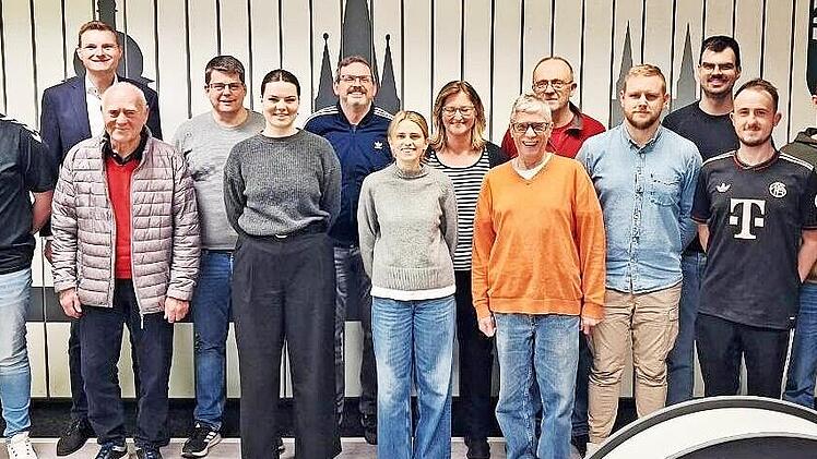 Neuwahlen fanden beim SKK Gut Holz Zeil statt (v.&nbsp;l.): Sportwart Pascal &Ouml;sterling, B&uuml;rgermeister Marcus Fr&ouml;hlich, Ehrenvorsitzender Leo Weinkauf, Zweiter Kassier Florian Kleinhenz, Beisitzerin Janina Kleinhenz, Zweiter Vorsitzender Holger Jahn, Zw...