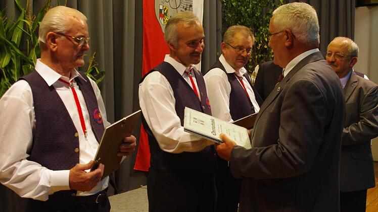 Bernhard Zipfel (Zweiter von rechts) zeichnet (von links) Baptist Kotschenreuther, Franz-Josef Schneider und Werner Beetz für ihr langjähriges aktives Singen aus. Mit im Bild ist (rechts) stellvertretender Landrat Bernd Steger.