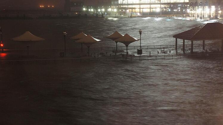 Das Wasser überflutete die Uferpromenade.
