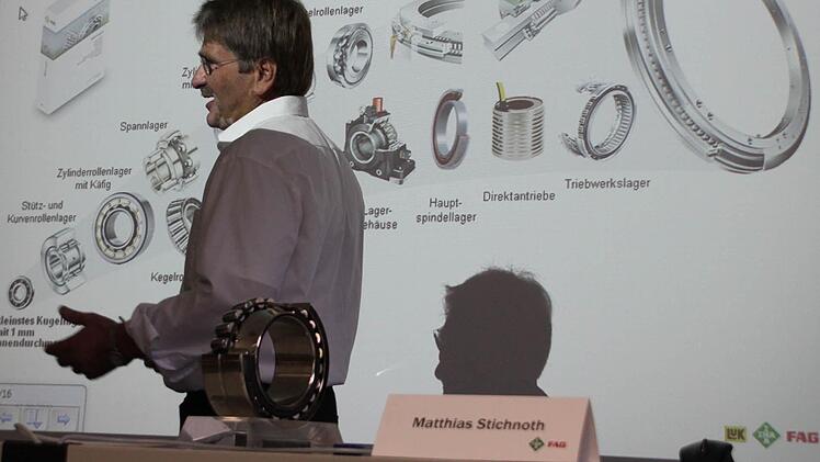 Matthias Stichnoth, ein Technik-Trainer, hält einen kurzen Vortrag.