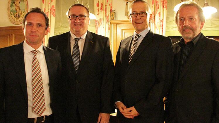 Klaus Schulenburg (2.v.r.) will für die Freien Wähler Landrat werden und Manfred Hümmer (2.v.li.) ist seit Mittwoch der FW-Kreisvorsitzende. Landrat Reinhardt Glauber (re.) hatte Schulenburg als Landratskandidat vorgeschlagen. Links im Bild: MdL Thorsten Glauber. Fotos: Roepert