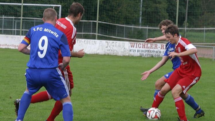 Der Eberner Lukas Geuß (rotes Trikot) behauptet sich am Ball.