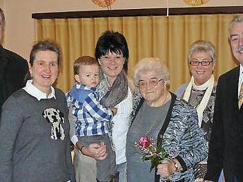 Justina Richly (Dritte von rechts) feierte ihren 90. Geburtstag. Zu den Gratulanten gehörten neben der Familie auch (von links) Pfarrer Michail Osak und Bürgermeisterin Doris Leithner-Bisani sowie Kreisrat Philipp Simon Goletz (rechts). Foto: Klaus-Peter Wulf