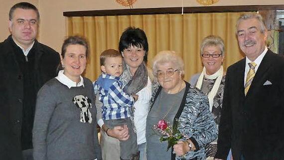 Justina Richly (Dritte von rechts) feierte ihren 90. Geburtstag. Zu den Gratulanten gehörten neben der Familie auch (von links) Pfarrer Michail Osak und Bürgermeisterin Doris Leithner-Bisani sowie Kreisrat Philipp Simon Goletz (rechts). Foto: Klaus-Peter Wulf