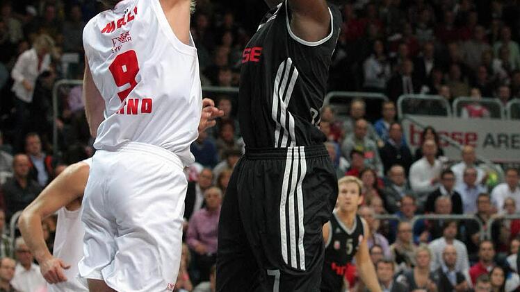 November 2013 in Bamberg: Nicolo Melli blockt im Trikot von Armani Mailand Rakim Sanders.