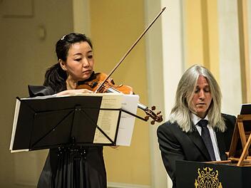 Die Geigerin Megumi Ikeda und Gary O'Connell am Cembalo beeindruckten bei ihrem Konzert in der Coburger Morizkirche. Foto: Jochen Berger