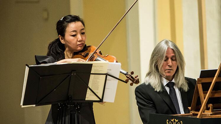 Die Geigerin Megumi Ikeda und Gary O'Connell am Cembalo beeindruckten bei ihrem Konzert in der Coburger Morizkirche. Foto: Jochen Berger