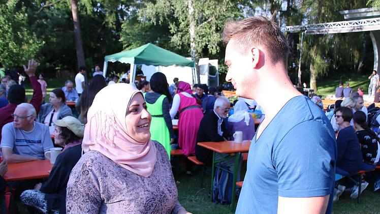 Jehan Youssef spricht beim Begegnungsfest mit Florian Haus (Caritas).