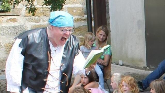 Durch das witzige Imitieren und Nachspielen von Situationen in der Geschichte brachte Stephan Bach sein Publikum zum Lachen.