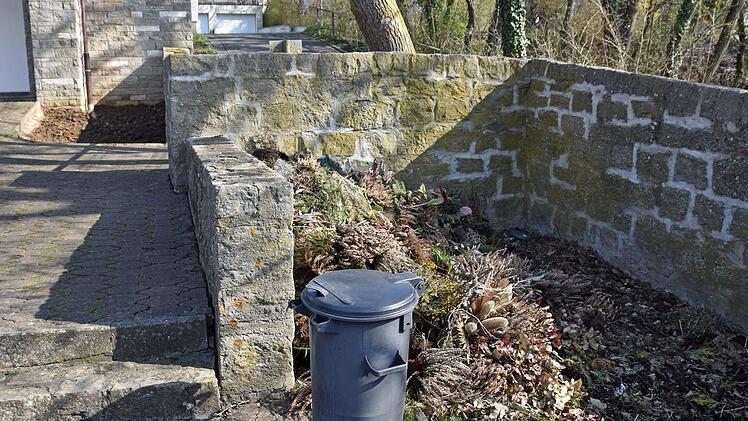 Für den Grünschnitt im neuen Friedhof in Ottendorf wird ein Rollcontainer angeschafft. Dazu wird die Mauer (links im Bild) abgerissen.Ulrike Langer
