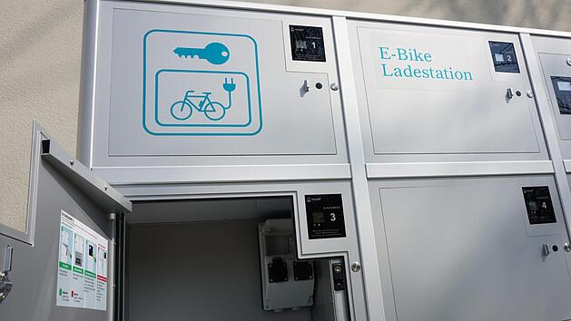 Die Bayerische Staatsbad Bad Kissingen GmbH hat eine öffentliche E-Bike-Ladestation mit insgesamt sechs Ladeschränken eingerichtet.Daniel Scheublein/Bayer. Staatsbad Bad Kissingen GmbH