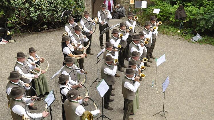 29 aktive Musiker - darunter fünf Jagdhornbläserinnen - zählt die Jagdhornbläsergruppe Schweinfurt-Stadt. Sie sind amtierender bayerischer Landesmeister im Jagdhornblasen. Foto: Peter Klopf