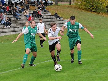 Jakob Fischer (Mitte, SG Reiterswiesen/Arnshausen/Bad Kissingen II) versucht sich, gegen Andre Tiedemann (links) und Benedikt H&uuml;fner (beide FC Untererthal) durchzusetzen. Foto: ssp