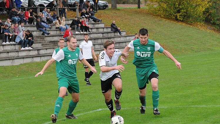Jakob Fischer (Mitte, SG Reiterswiesen/Arnshausen/Bad Kissingen II) versucht sich, gegen Andre Tiedemann (links) und Benedikt H&uuml;fner (beide FC Untererthal) durchzusetzen. Foto: ssp