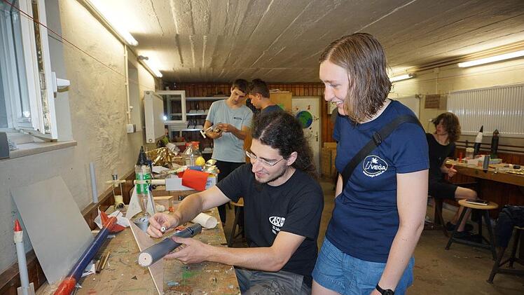 Fabian Glogiewicz und Lucia Härer beim Bau einer Modellrakete.   Marion Eckert