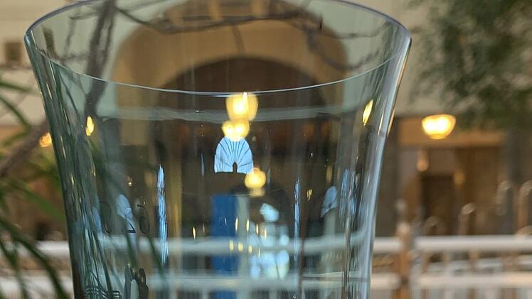 Ein typisches Brunnenglas:  Stammgäste dürfen ihr Glas in einer Vitrine in der Brunnenhalle deponieren. Foto: Anja Vorndran
