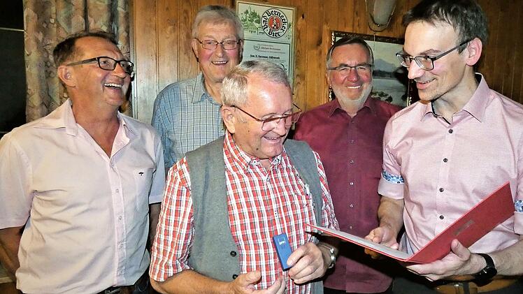 Seit 40 Jahren ist Werner Hauenstein Mitglied der SPD. Unser Bild zeigt von links Gemeinderat Ottmar Schmiedel, SPD-Ortsvorsitzender Rudi Gumtow, Werner Hauenstein, Dritter Bürgermeister Werner Aßmann und SPD-Bundestagskandidat Simon Moritz.