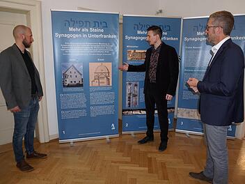 Felix Gantner (von l., Projektmanagement Kultur), Jan Marberg und Bürgermeister Jochen Vogel bei der Eröffnung der Ausstellung "Mehr als Steine -  Synagogen in Unterfranken"  in   Bad Brückenau . Foto: Marion Eckert