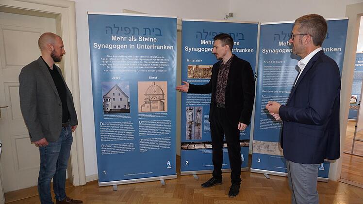Felix Gantner (von l., Projektmanagement Kultur), Jan Marberg und Bürgermeister Jochen Vogel bei der Eröffnung der Ausstellung "Mehr als Steine -  Synagogen in Unterfranken"  in   Bad Brückenau . Foto: Marion Eckert