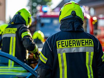 Ein Mann schubste einen Feuerwehrmann bei einem Einsatz in Unterfranken.