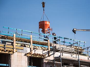 Weißenohe: 1,2-Tonnen-Schaufel fällt auf Arbeiter - schwerer Unfall auf Baustelle Weißenohe: 1,2-Tonnen-Schaufel fällt auf Arbeiter - schwerer Unfall auf Baustelle