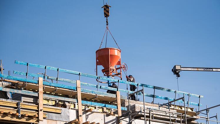 Wei&szlig;enohe: 1,2-Tonnen-Schaufel f&auml;llt auf Arbeiter - schwerer Unfall auf Baustelle