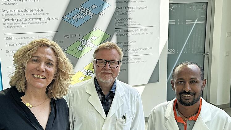 Ein Teil des Teams der VOC-Advanced Breath Diagnostics GmbH: (v. l.): Franka Struve-Waasner, Professor Wieland Voigt und Laborleiter Tessema Mekonnen.