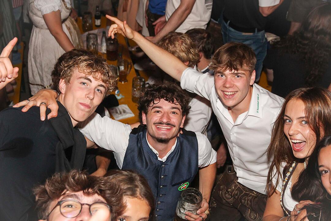Tanzen, Feiern, Mitsingen &ndash; bayerische Partystimmung bis Mitternacht.