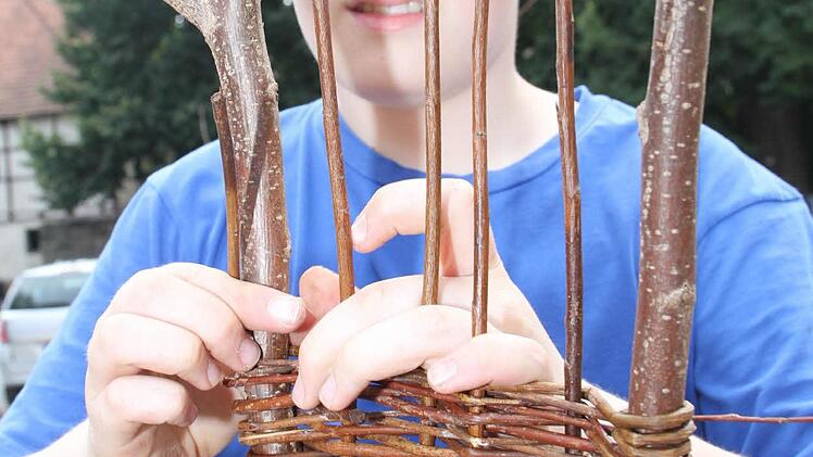 Stefan hat sich für eine doppelte Astgabel entschieden, die er ausflechten möchte.