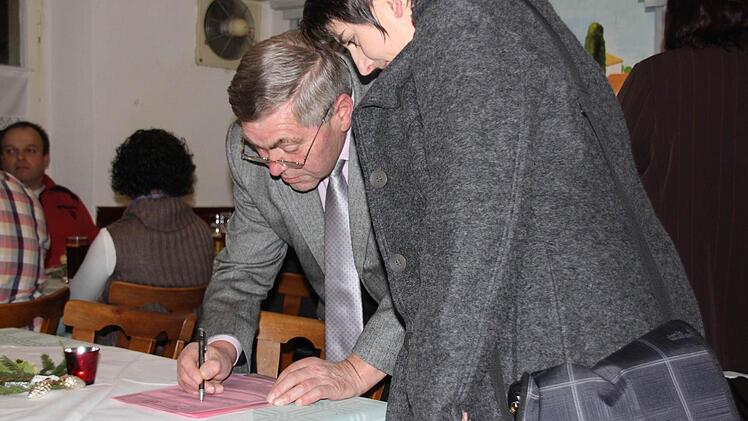 Und erledigte auch sämtliche Formalitäten: "Dei Hausnummer weiß ich ned' ", sagte er zu dieser Kandidatin