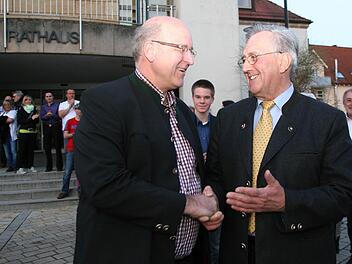 Bürgermeister Andreas Schlund (rechts) gratuliert dem Gewinner Klaus Homann, obwohl der nicht sein Wunschkandidat war. Foto: Werner Baier