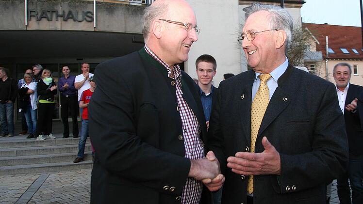 Bürgermeister Andreas Schlund (rechts) gratuliert dem Gewinner Klaus Homann, obwohl der nicht sein Wunschkandidat war. Foto: Werner Baier
