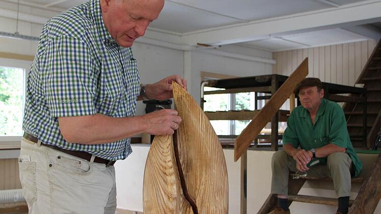 Erst der Bruch macht das Werk vollkommen: Der Bildhauer Hans Dietrich Unger und der Maler Georg Seifried stellen ihre Werke in Bad Brückenau aus. Fotos: Ulrike Müller