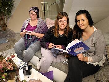 Sonja Roth und Antje Hingelbaum (von links) fühlen sich in der gelösten Atmosphäre beim Stricken sehr wohl. Im Bild ist auch Iris Limacher, die Tochter der Geschäftsinhaberin.Evi Seeger