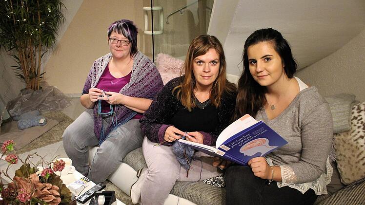 Sonja Roth und Antje Hingelbaum (von links) fühlen sich in der gelösten Atmosphäre beim Stricken sehr wohl. Im Bild ist auch Iris Limacher, die Tochter der Geschäftsinhaberin.Evi Seeger