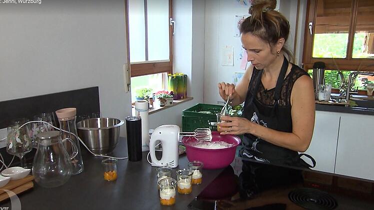 F&uuml;r ihr Dessert schichtet Jenni Pfirsich, Maracuja und Quarkcreme.