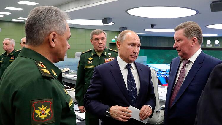 Sergej Iwanow (r.) und Wladimir Putin (m.)