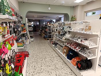 Dieser Selbstbedienungs-Baumarkt bietet seinen Kunden Produkte f&uuml;r den t&auml;glichen Gebrauch. Auch Lebensmittel sind dabei.