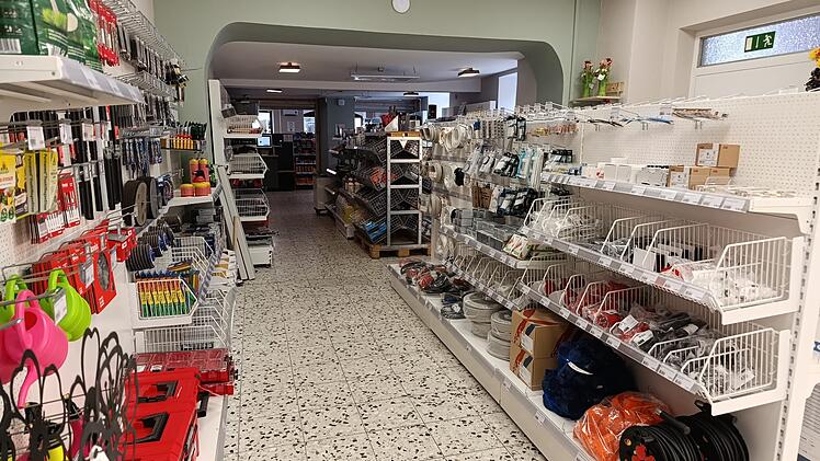 Dieser Selbstbedienungs-Baumarkt bietet seinen Kunden Produkte f&uuml;r den t&auml;glichen Gebrauch. Auch Lebensmittel sind dabei.