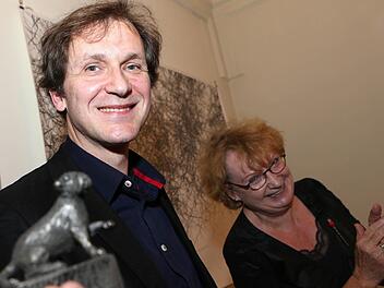 Gerhard Schlötzer ist der Berganza-Preisträger des Jahres 2012. Unser Bild zeigt ihn mit Barbara Kahle vom Kunstverein.   Foto: Matthias Hoch