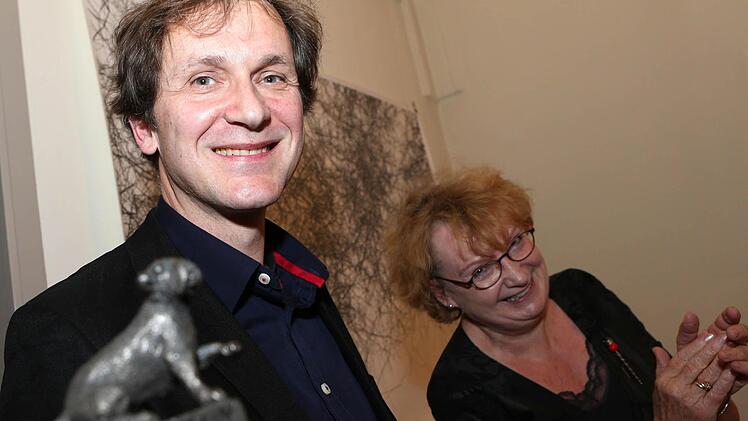 Gerhard Schlötzer ist der Berganza-Preisträger des Jahres 2012. Unser Bild zeigt ihn mit Barbara Kahle vom Kunstverein.   Foto: Matthias Hoch