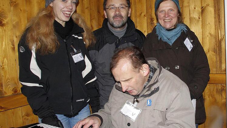 Jürgen Resch spielt und Rommy Heise,  Werner Egelseer  und Fee Andres von der Lebenshilfe haben Spaß und singen kräftig mit.