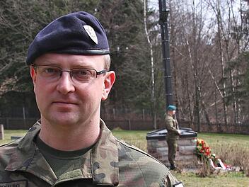 Erst in späten Jahren entdeckte der polnische Major Marcin Czekalski, dass seine Großeltern im Auffanglager Wildflecken für eineinhalb Jahre gelandet waren. Fotos: Gerd Schaar/Archiv
