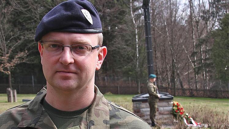 Erst in späten Jahren entdeckte der polnische Major Marcin Czekalski, dass seine Großeltern im Auffanglager Wildflecken für eineinhalb Jahre gelandet waren. Fotos: Gerd Schaar/Archiv