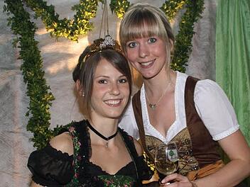 Weinprinzessin Isabell I. und ihre Vorgängerin Margarethe I. stoßen auf die neue Vertreterin der Weine vom Buchbrunner Heißen Stein an.  Foto: G. Bauer