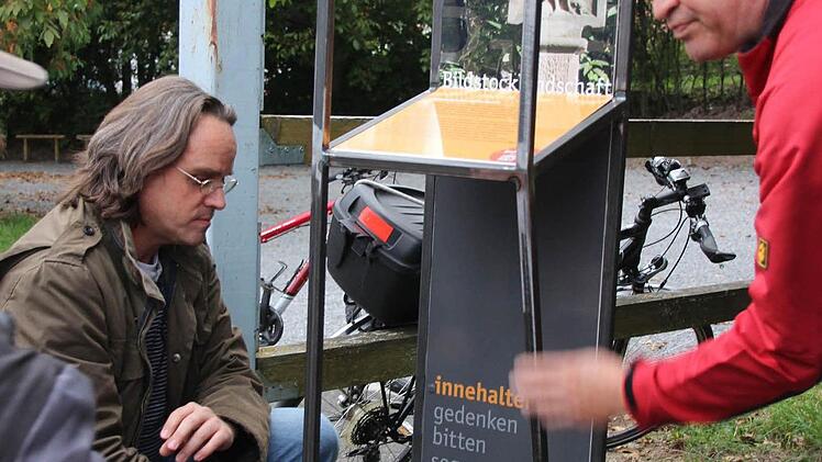 Sefan Issig und Klaus Wandler platzieren das Muster für einen digitalen Bildstock.