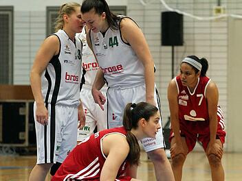 Teilt DJK-Kapit&auml;n Jessica Miller (links) ihrer Mitspielerin Brett Benzio das Geheimnis mit, wie Osnabr&uuml;ck mit Jessica H&ouml;&ouml;tmann (unten) in die Knie zu zwingen ist? Im Hinspiel ging dies bei der 51:73-Niederlage jedenfalls gr&uuml;ndlich daneben. H&ouml;&ouml;tmann fehlt wahrscheinlich ihrem Team verletzt. Foto: sportpress