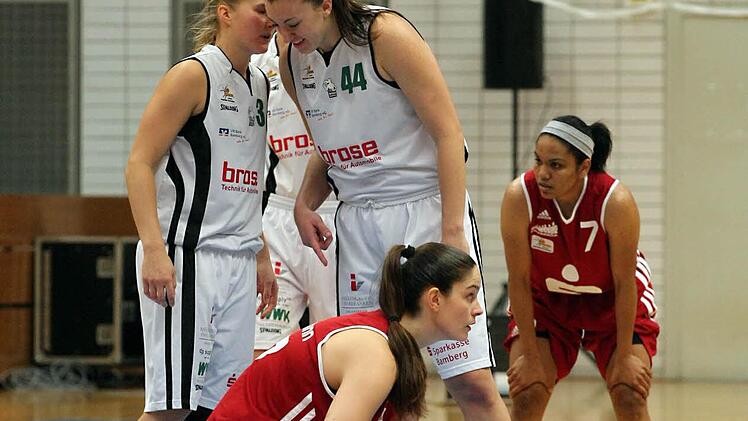 Teilt DJK-Kapit&auml;n Jessica Miller (links) ihrer Mitspielerin Brett Benzio das Geheimnis mit, wie Osnabr&uuml;ck mit Jessica H&ouml;&ouml;tmann (unten) in die Knie zu zwingen ist? Im Hinspiel ging dies bei der 51:73-Niederlage jedenfalls gr&uuml;ndlich daneben. H&ouml;&ouml;tmann fehlt wahrscheinlich ihrem Team verletzt. Foto: sportpress